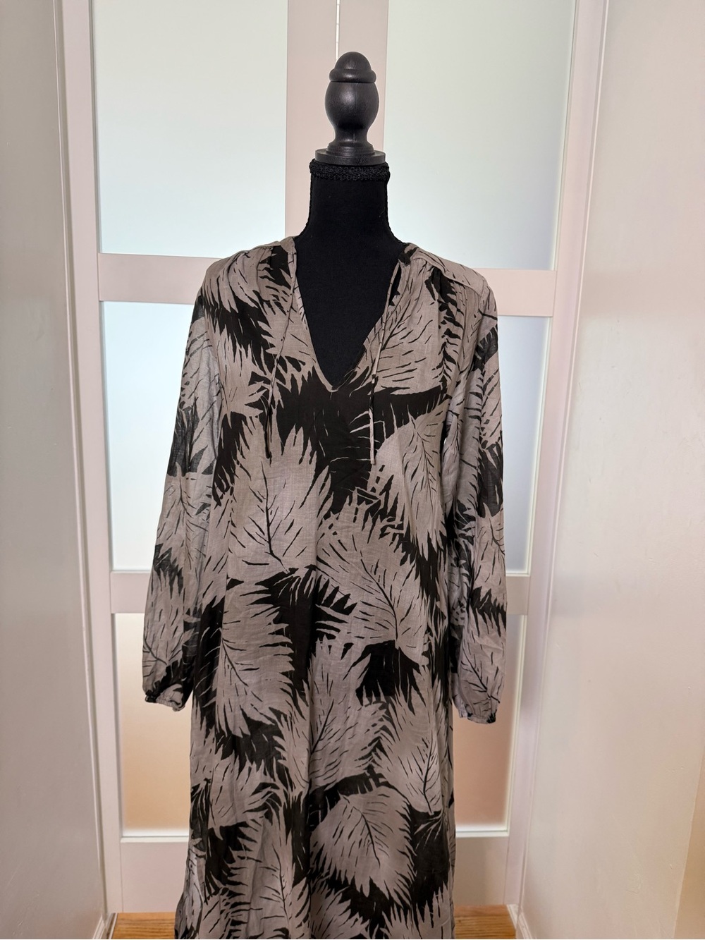 James Perse Black & Gray Leaf-Print V-Neck Maxi Dress, 100% Cotton, size 1/Small - Picture 2 of 10